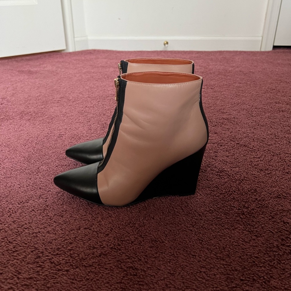 Marc by Marc Jacob's Nude/Tan Botties